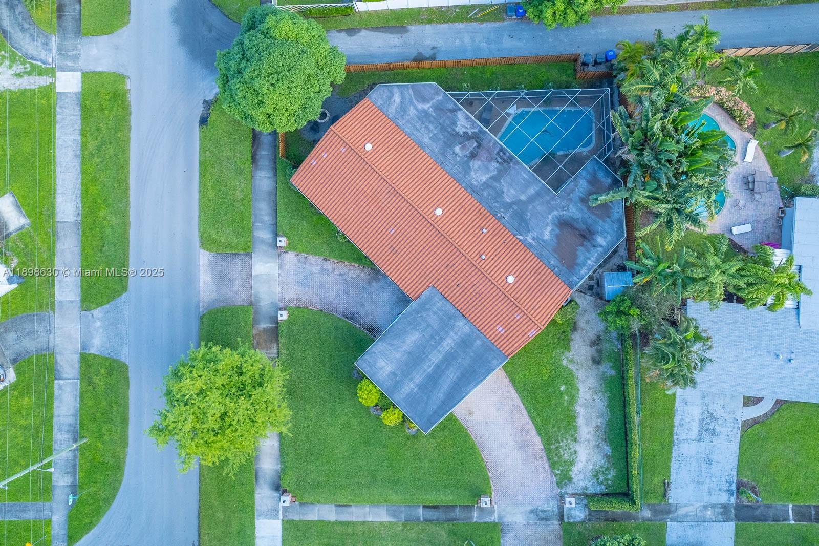 HOLLYWOOD HILLS - Residential