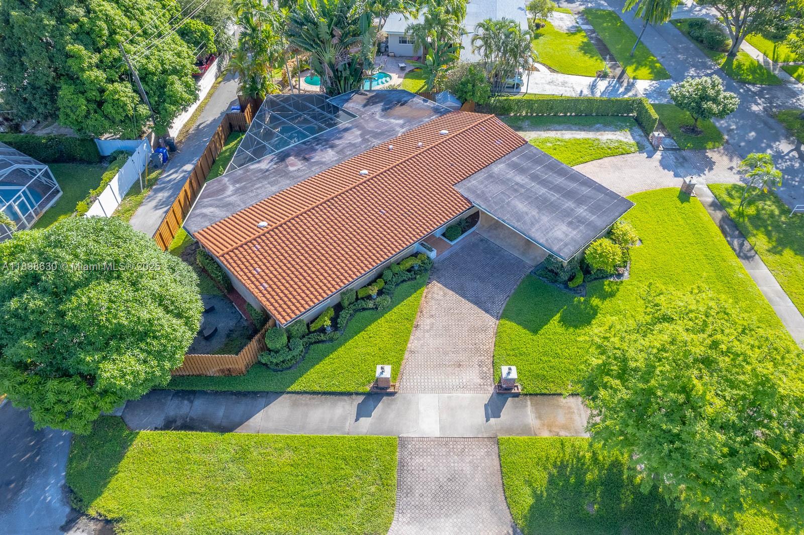 HOLLYWOOD HILLS - Residential