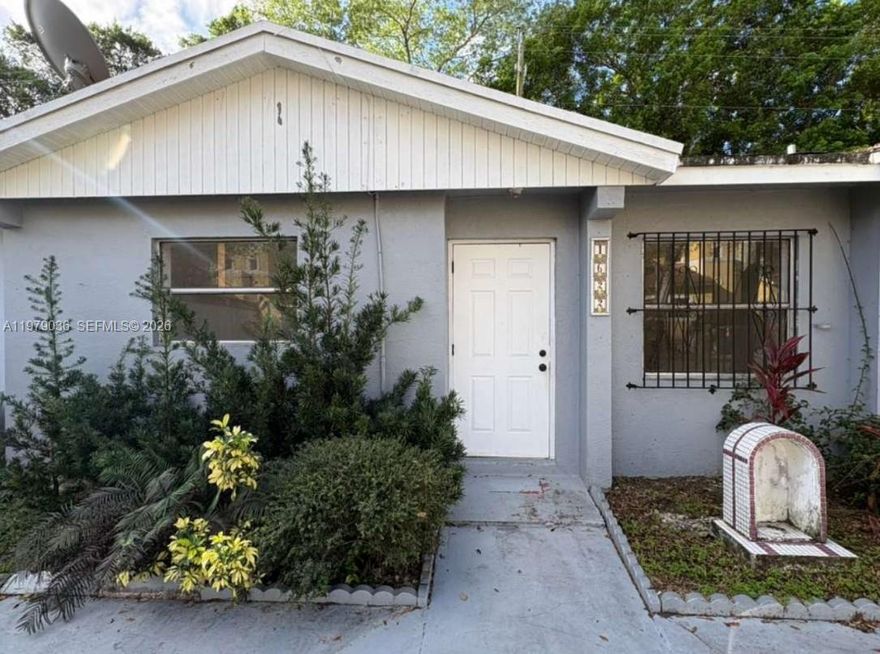 Great Unit 2/1, ready to move in, great backyard for family. Section 8 is welcome