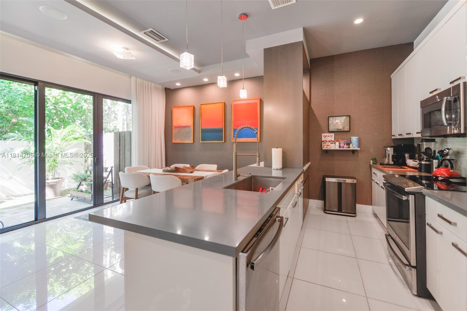 HIDEAWAY COVE CONDOMINIUM - Residential