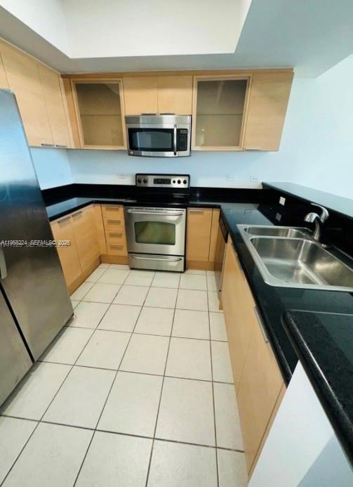 HOLLYWOOD STATION RES CON - Residential