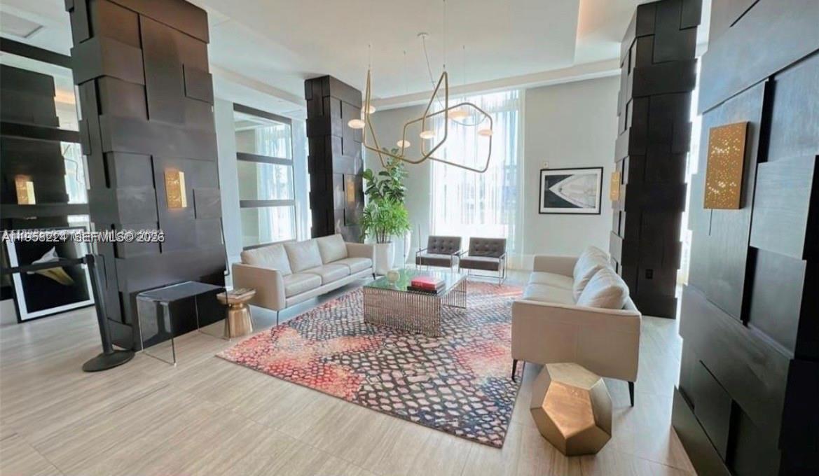 HOLLYWOOD STATION RES CON - Residential