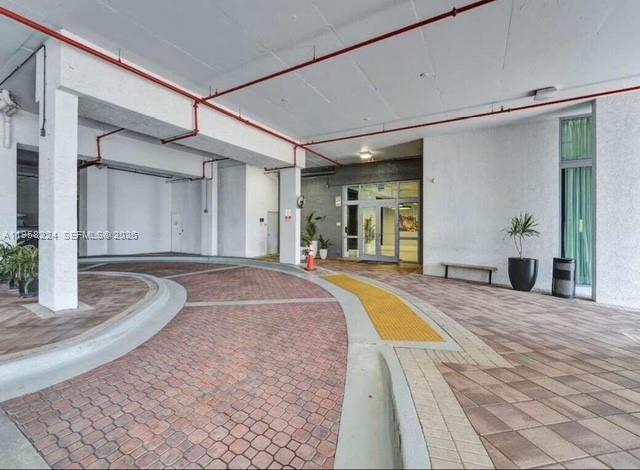 HOLLYWOOD STATION RES CON - Residential