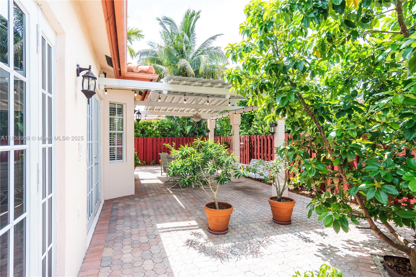 DORAL SANDS - Residential