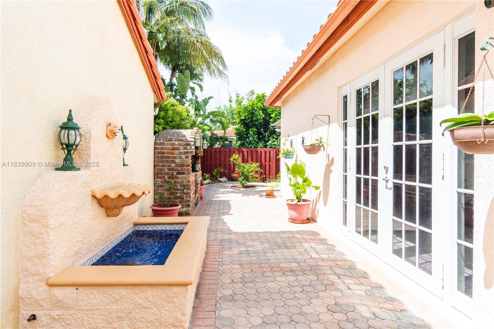 DORAL SANDS - Residential