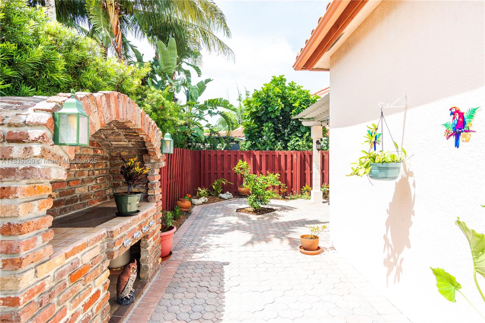 DORAL SANDS - Residential