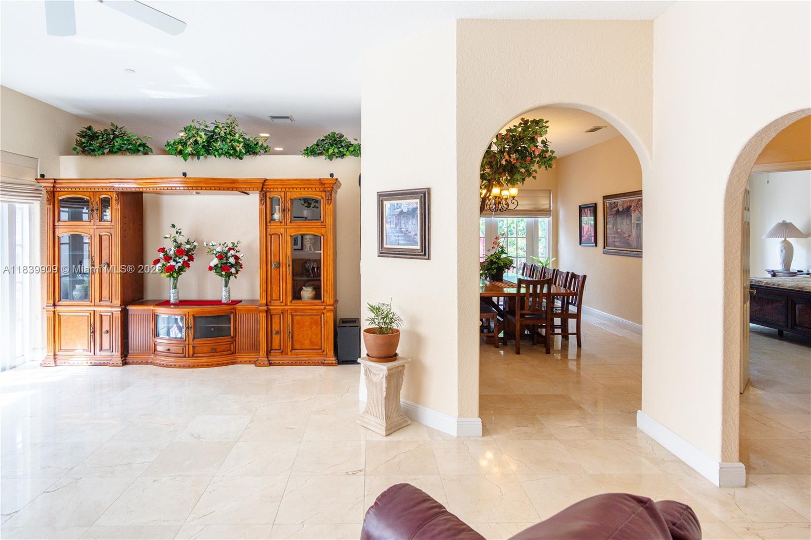 DORAL SANDS - Residential