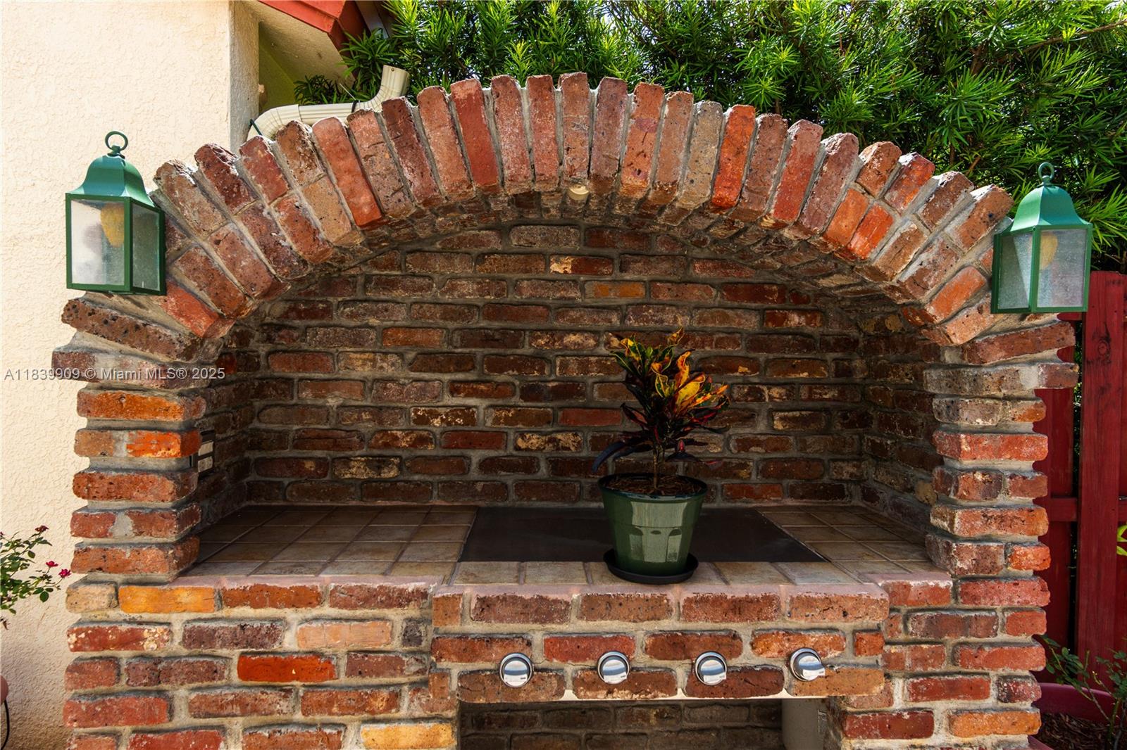 DORAL SANDS - Residential