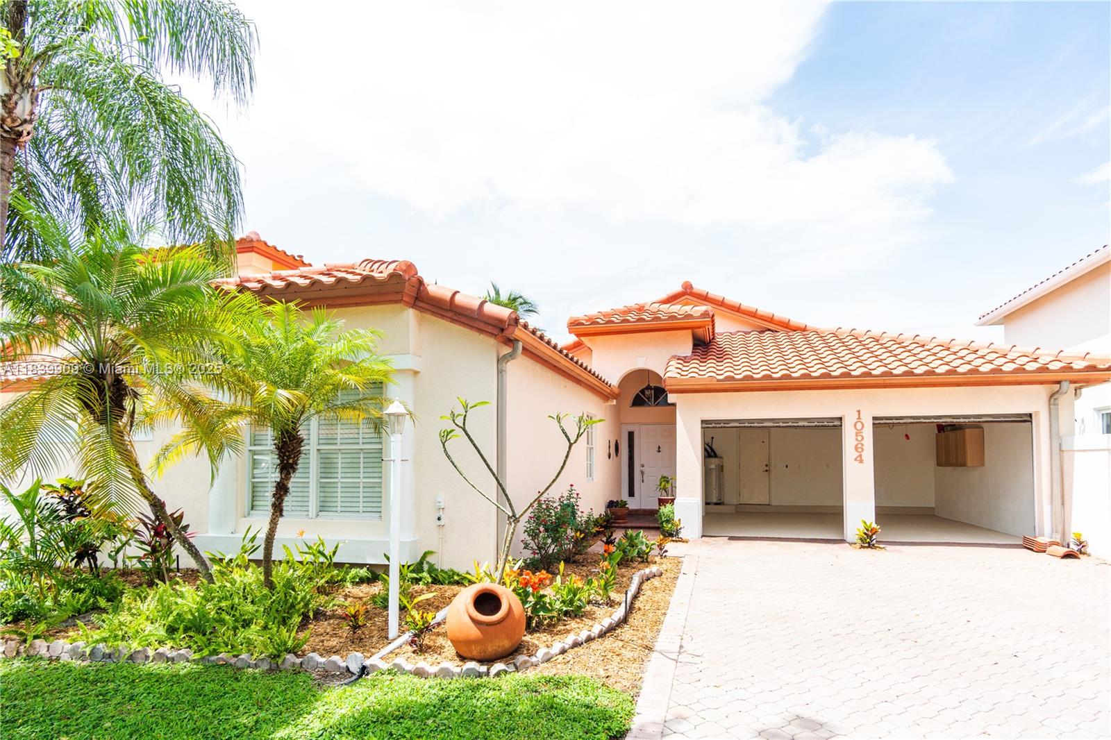 DORAL SANDS - Residential