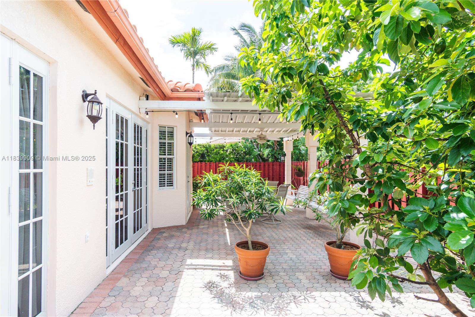 DORAL SANDS - Residential