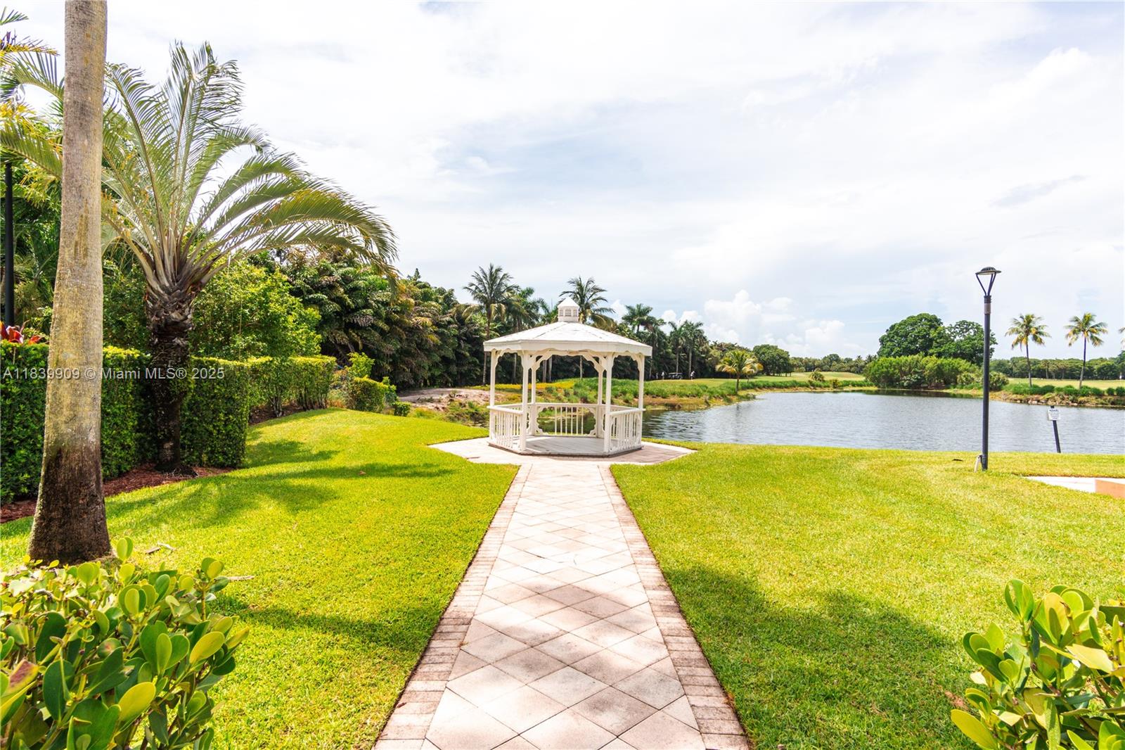 DORAL SANDS - Residential