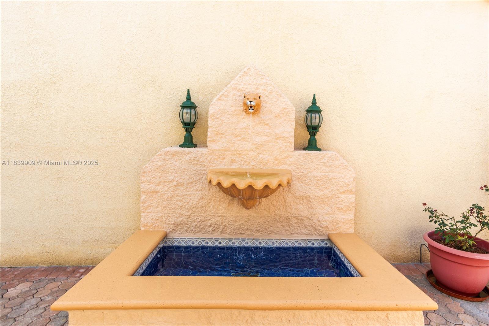 DORAL SANDS - Residential