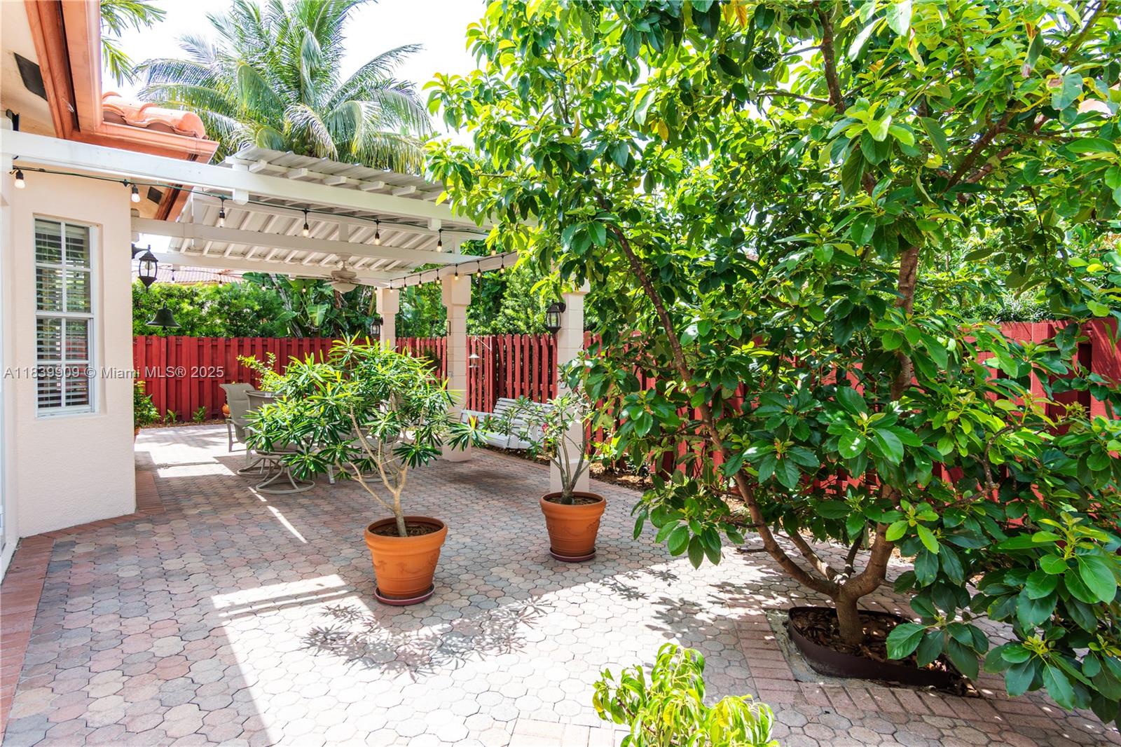 DORAL SANDS - Residential