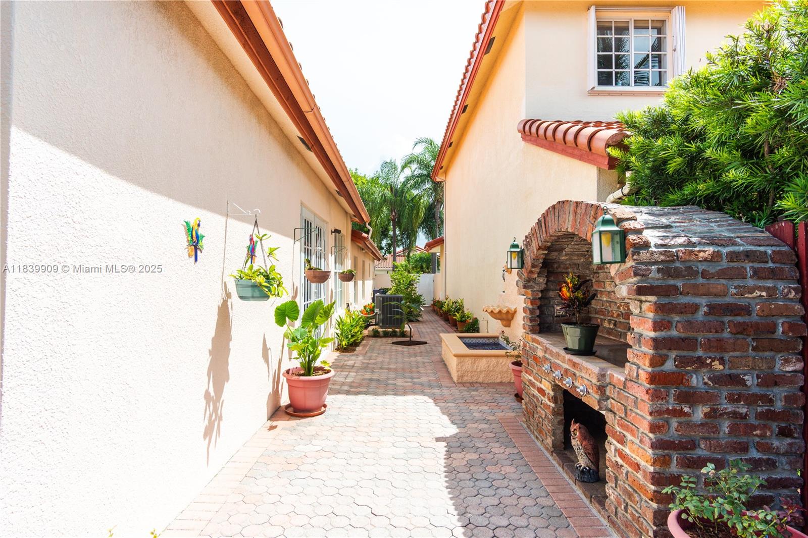 DORAL SANDS - Residential