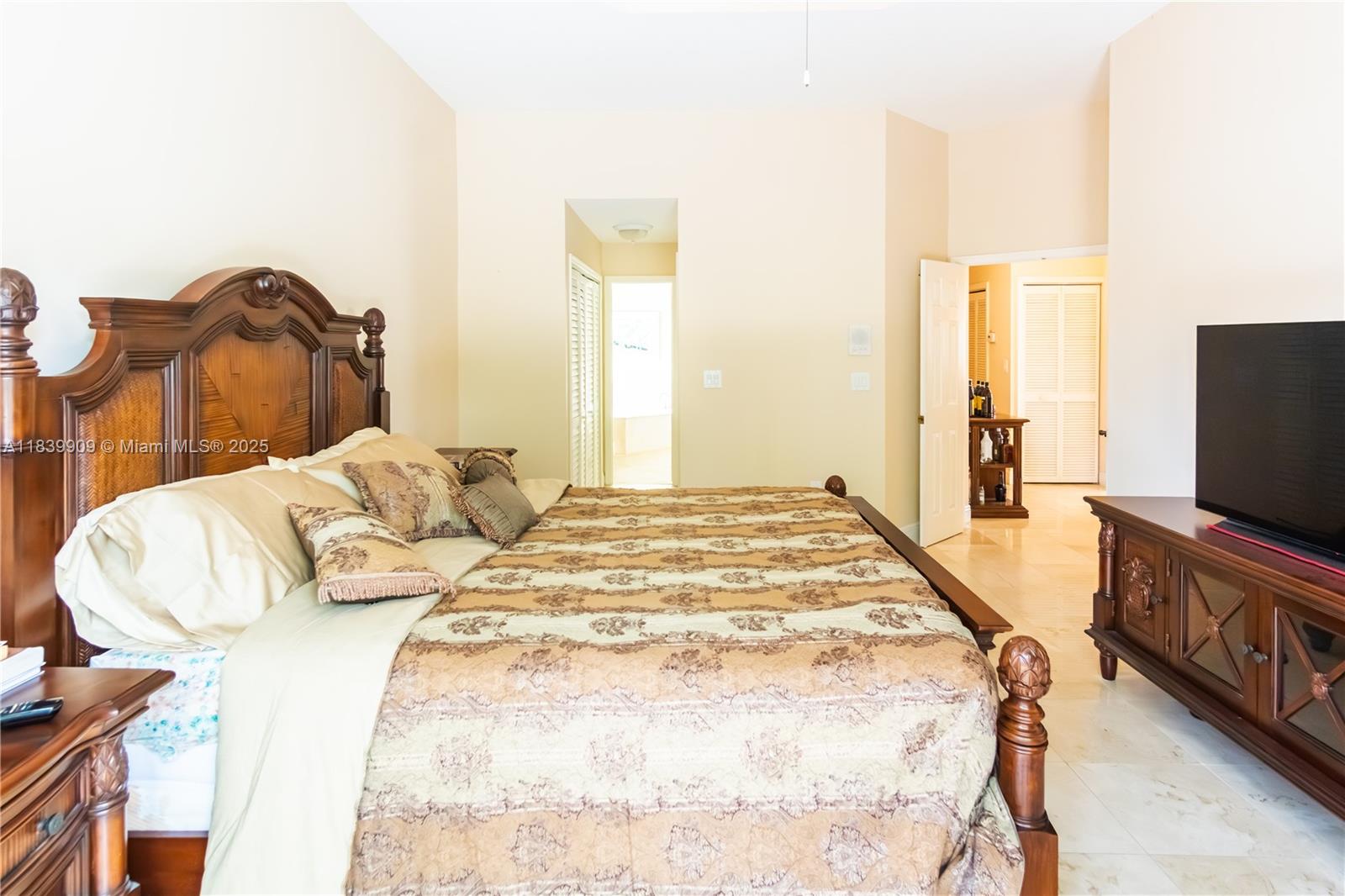 DORAL SANDS - Residential