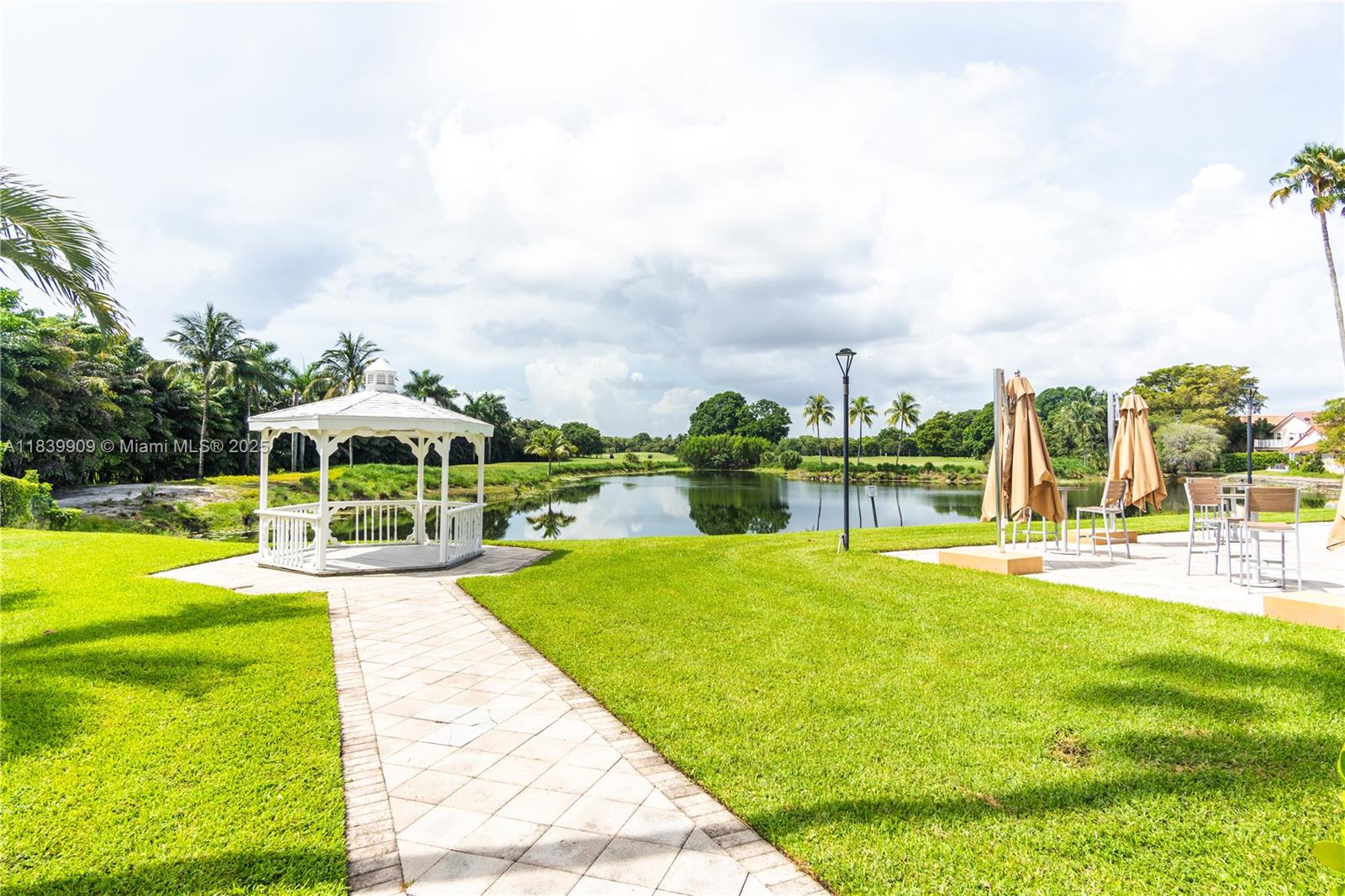 DORAL SANDS - Residential
