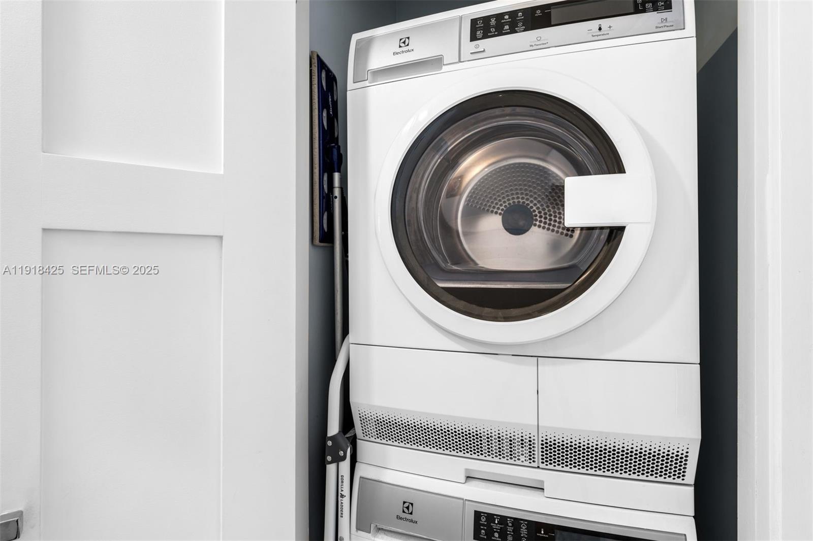 THE ALEXANDER CONDO - Residential