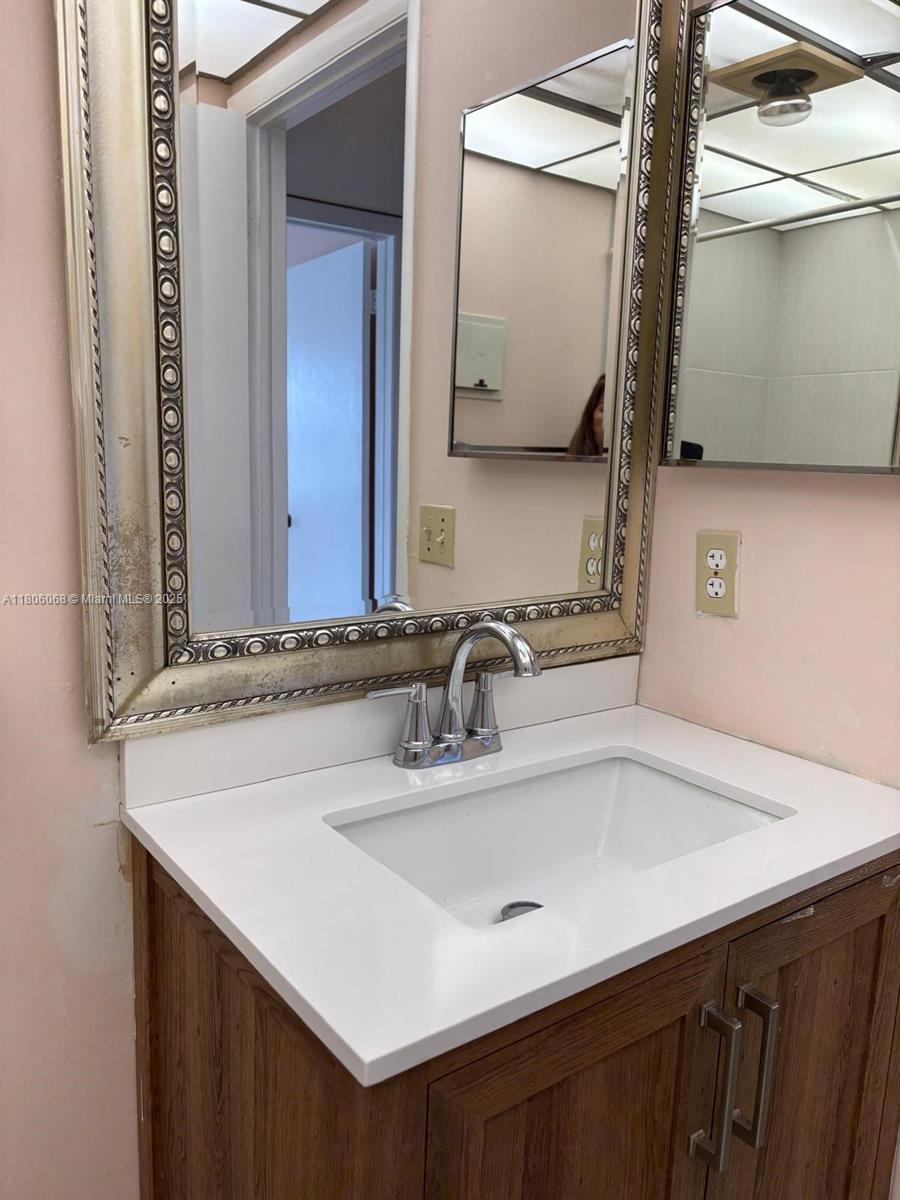 KINGS POINT BURGUNDY COND - Residential