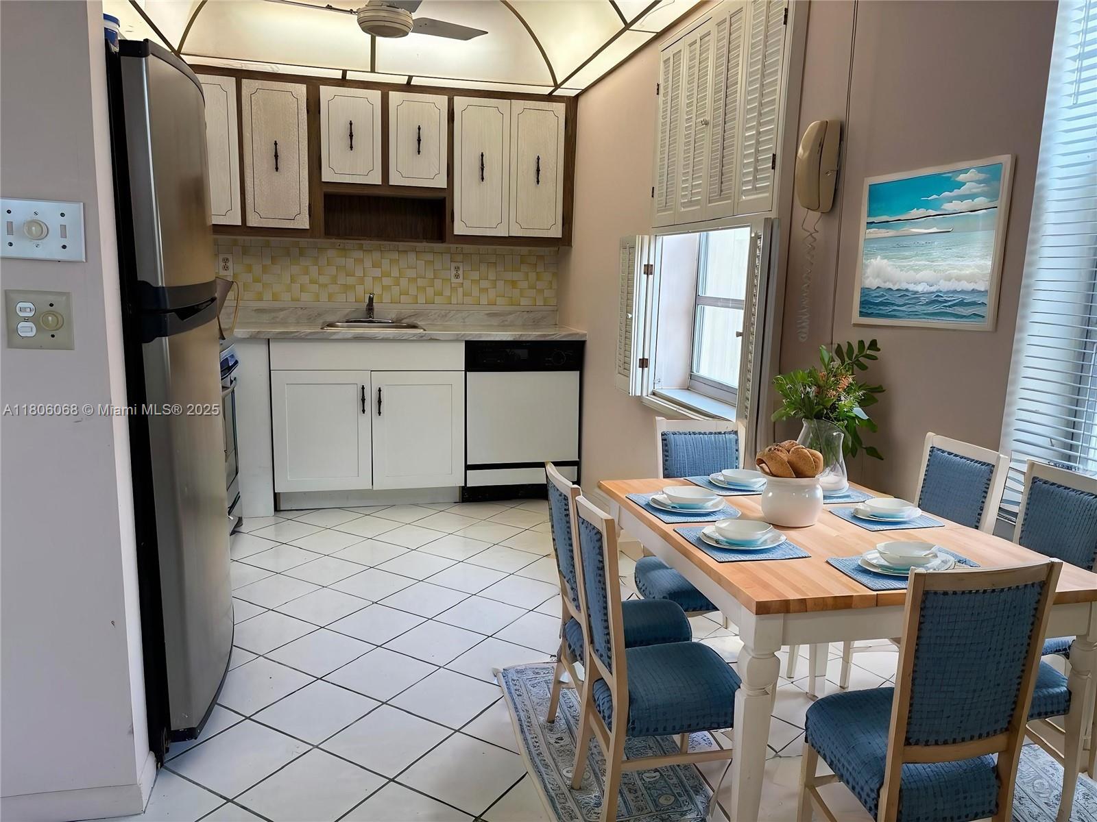 KINGS POINT BURGUNDY COND - Residential