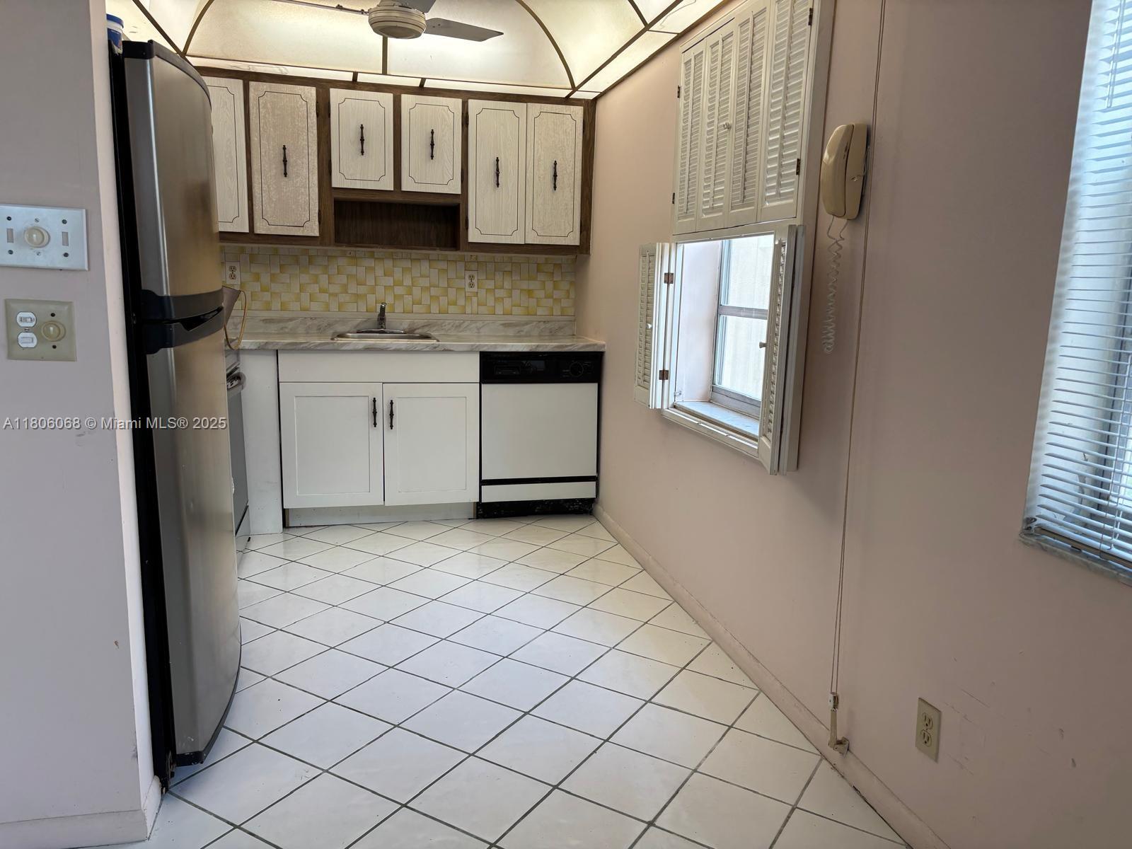 KINGS POINT BURGUNDY COND - Residential