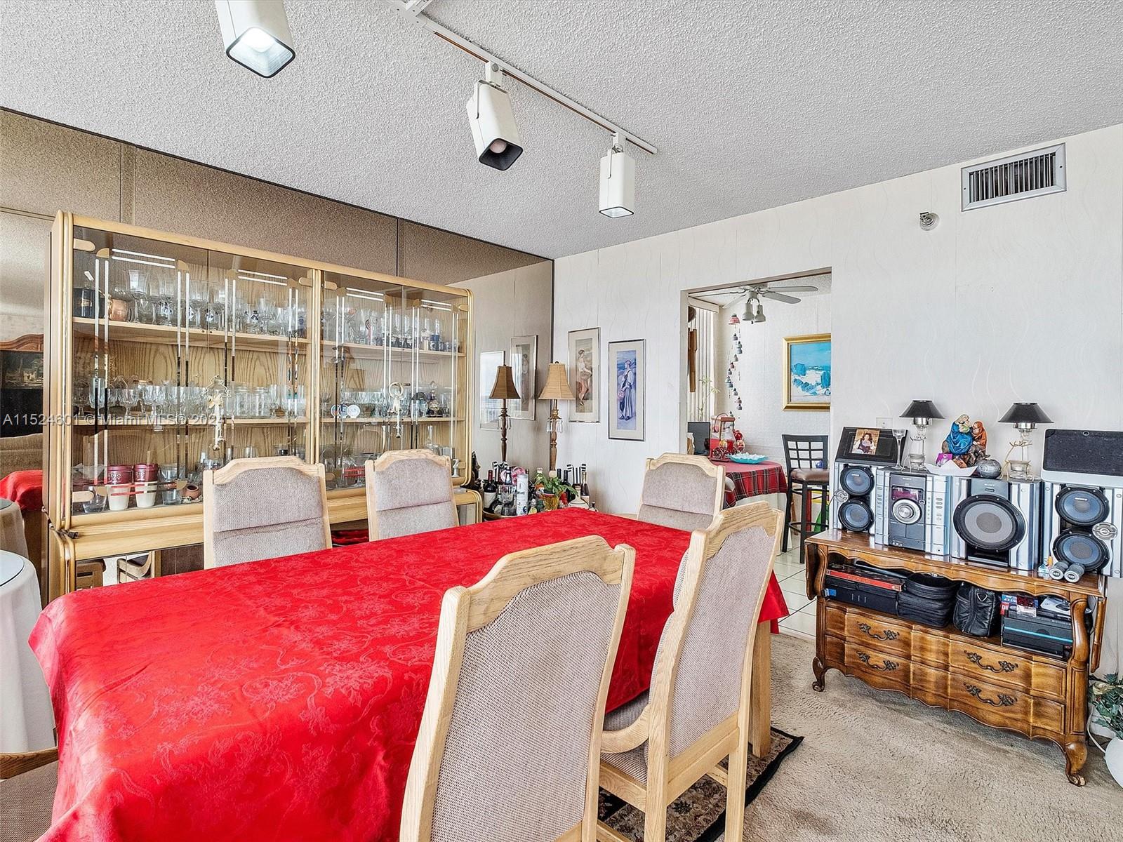 WINSTON TOWERS 700 CONDO - Residential