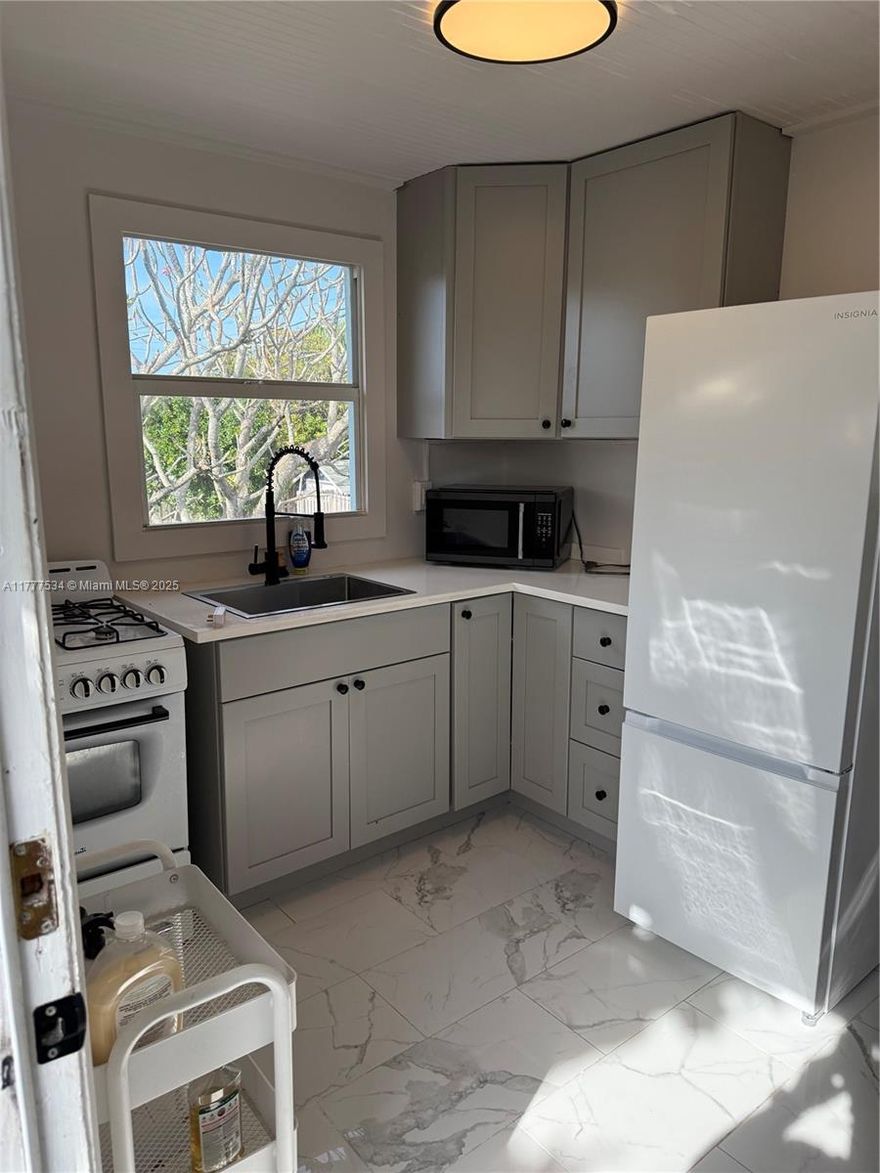 Beautiful apartment for rent in the Lake Worth, Florida area. 1 mile from the beach and 0.5 miles from Downtown. Dont missthis opportunity.