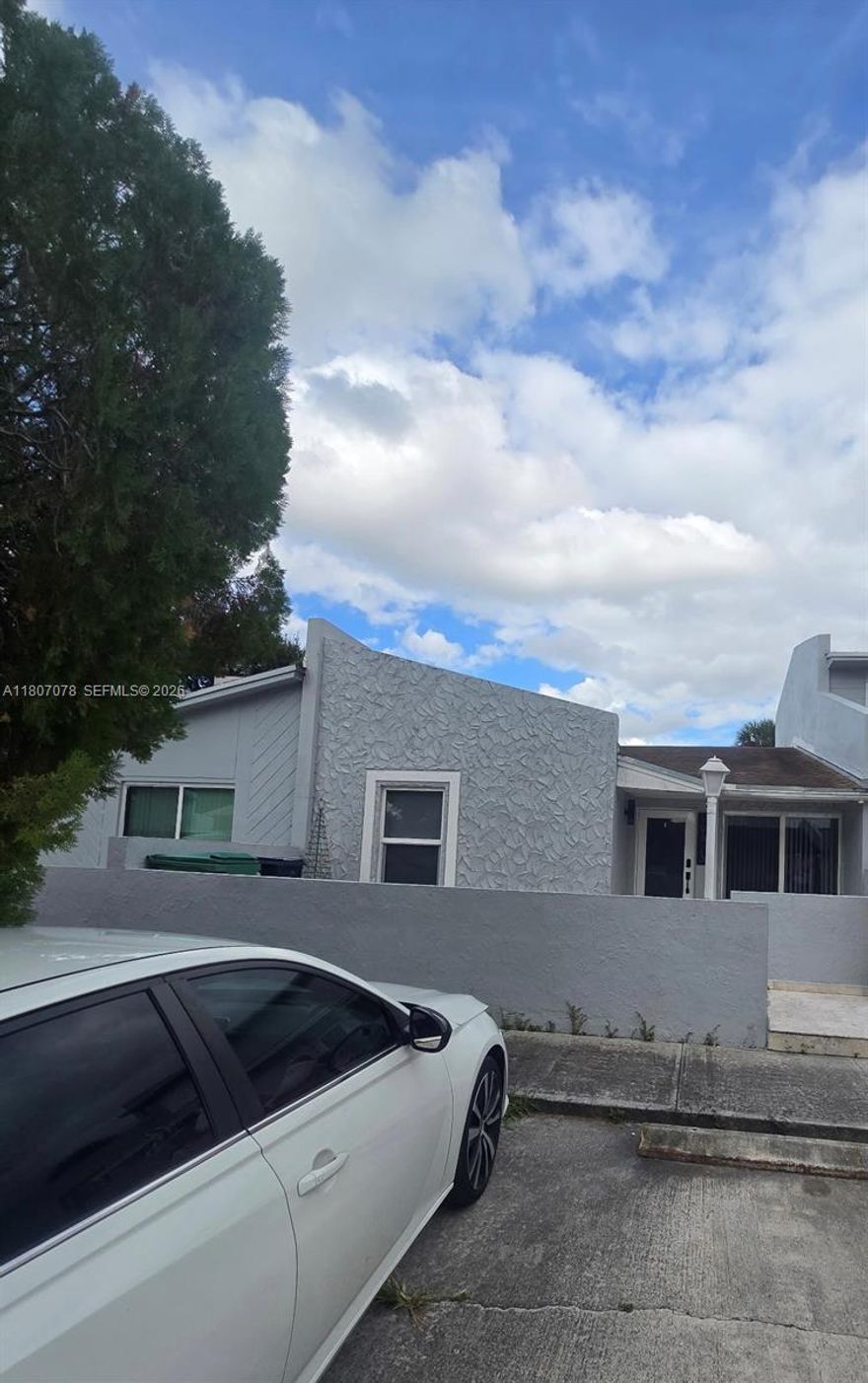 Stunning Townhouse, nice layout with 3 spacious bedroom and 2 bathrooms. With a low association fee, residents enjoy a well-maintained community without breaking the budget. Excellent location, all available access routes .Close to shopping centers ,great schools . First floor entrance with fenced patio.Two designated parking. This property is Perfect for both comfortable living and investment!!