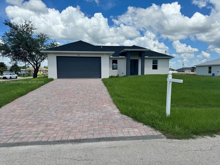 Brand-new construction in Lehigh Acres! Spacious 3-bedroom, 2-bath home with a 2-car garage and modern open-concept design. Features include tile flooring throughout, high ceilings, granite countertops, stainless steel appliances, and a covered lanai. The master suite offers a walk-in closet and double vanity bathroom. Large backyard, perfect for entertaining.No HOA
Excellent option for tenants seeking a fresh, move-in ready home in a fast-growing community