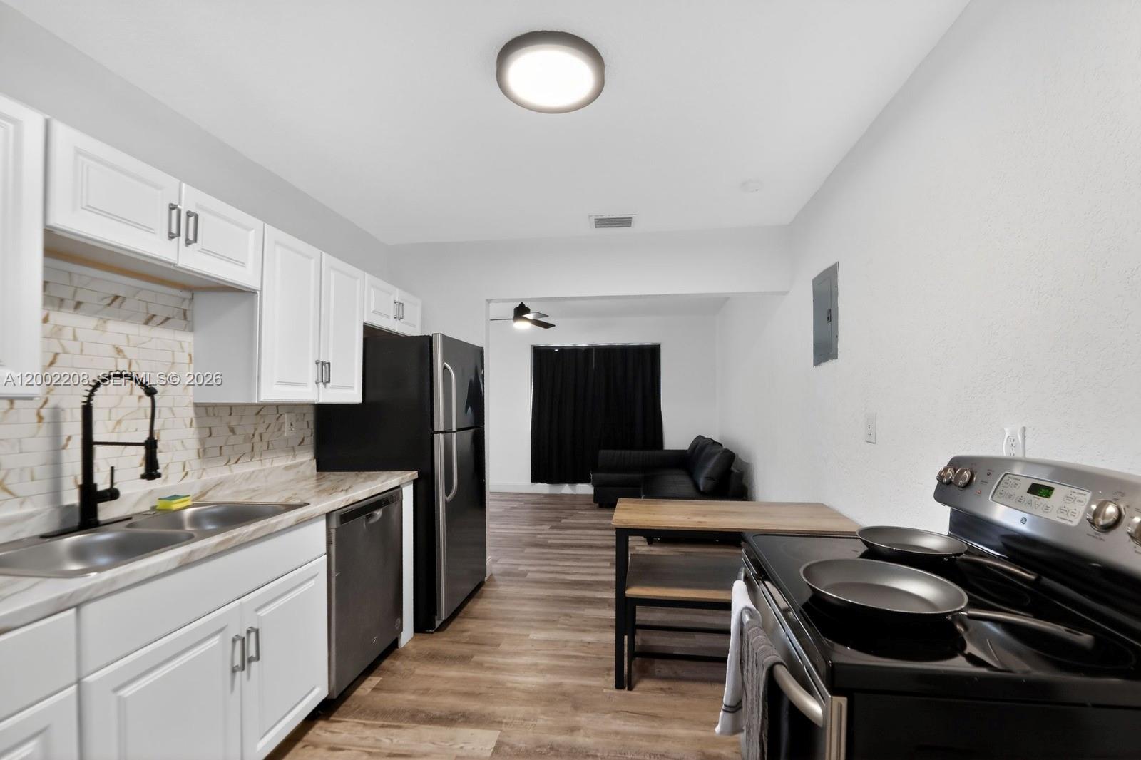 LAUDERDALE HOMESITES FIRS - Residential Lease