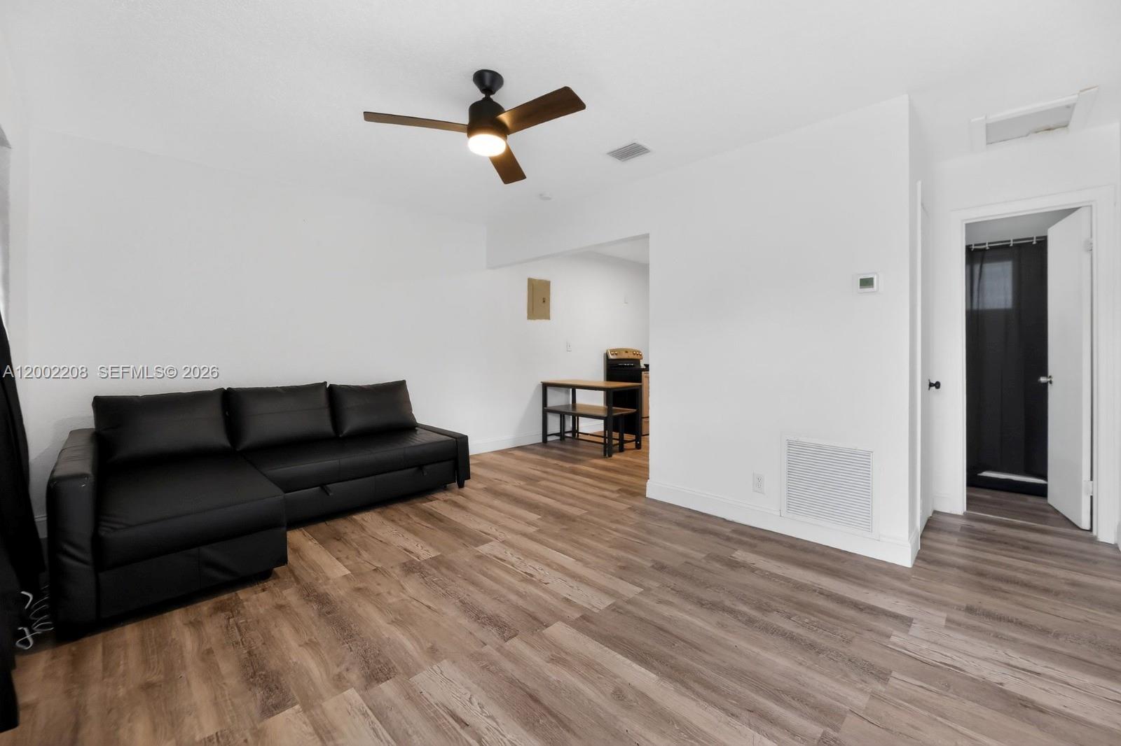 LAUDERDALE HOMESITES FIRS - Residential Lease