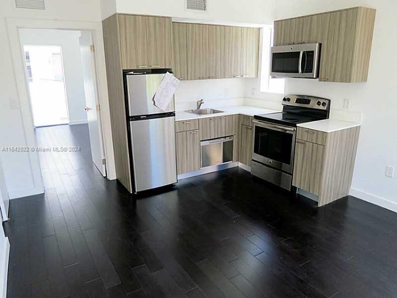 551/557 MICHIGAN CONDO - Residential
