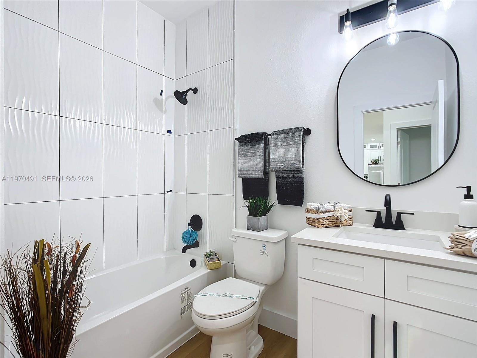 ROLLING HILLS - Residential