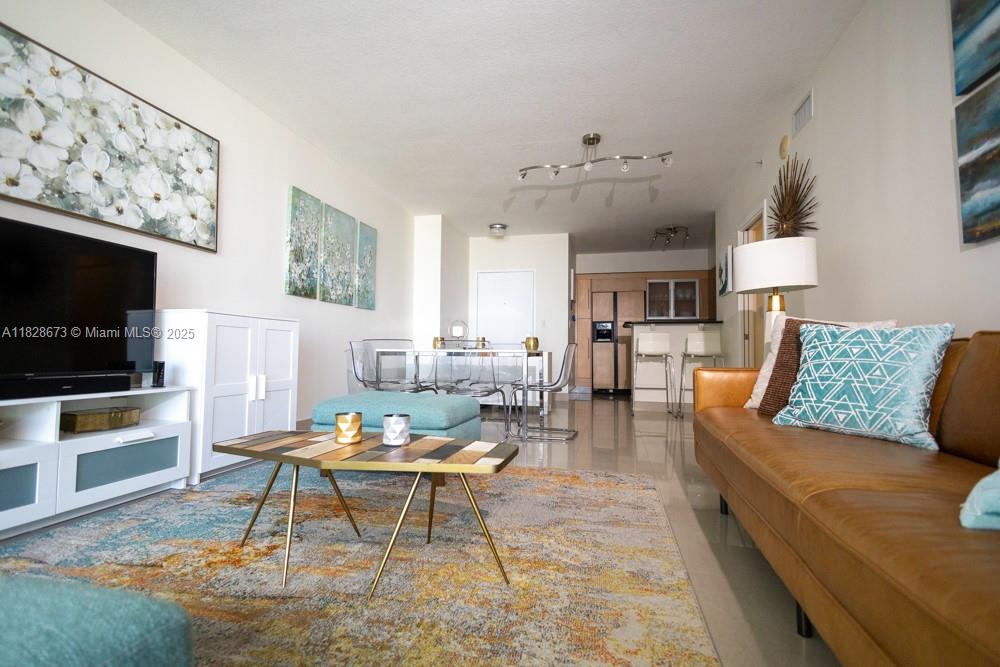 Your life in the heart of Miami begins here. Discover this spacious and modern 2-bedroom, 2-bathroom residence in Downtown. Instantly connect with the best of the city: from Bayside Marketplace and Bayfront Park, to world-class dining, exclusive shopping, and vibrant entertainment. Enjoy luxurious resort-style amenities—pools, fitness center, 24-hour concierge—designed to elevate your everyday. Schedule your private tour now!