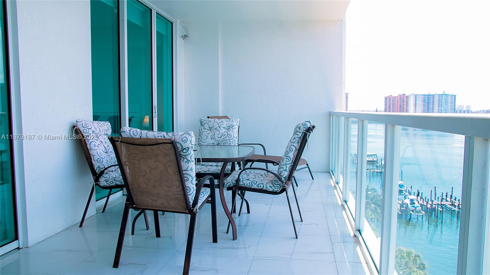Apartment with spectacular views of the bay, just a short walk from the ocean, close to supermarkets and restaurants, very comfortable and ready for your stay. It is located 20 minutes from Fort Lauderdale International Airport and 40 minutes from Miami International Airport. Easy to visit.