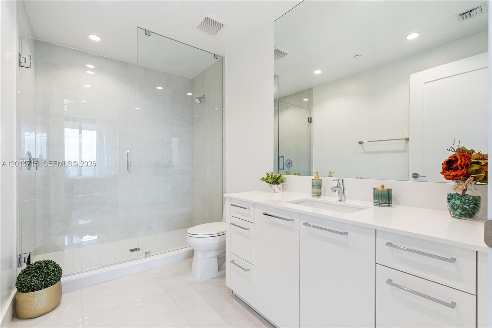 100 LAS OLAS CONDO - Residential