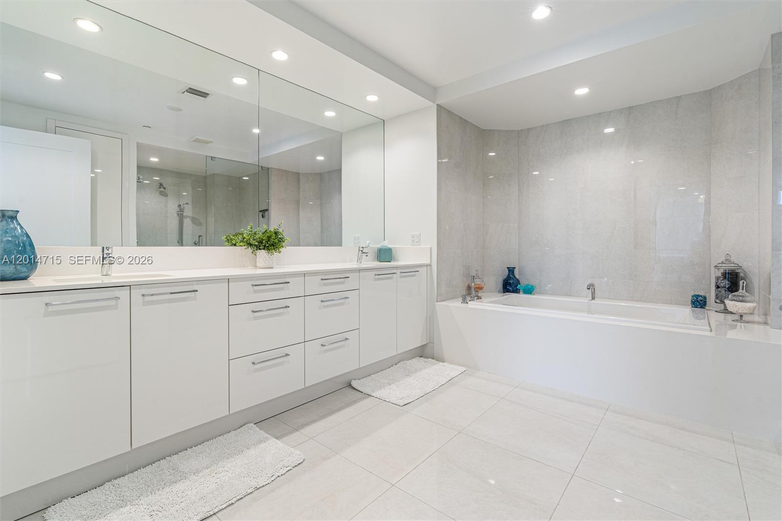 100 LAS OLAS CONDO - Residential