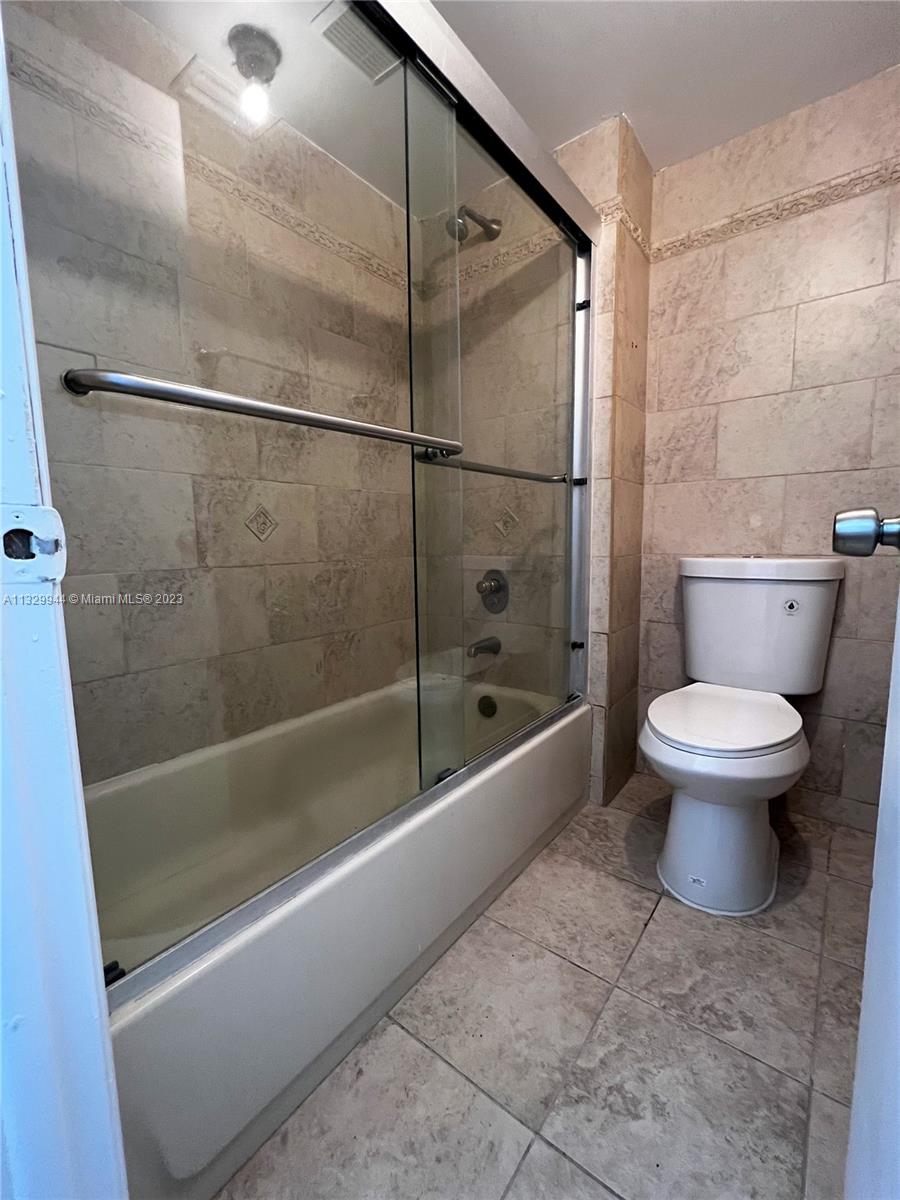 RACQUET CLUB APARTMENTS A - Residential Lease