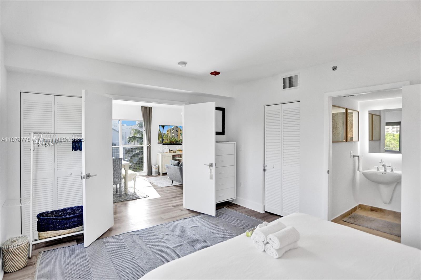 360 Collins Ave 401