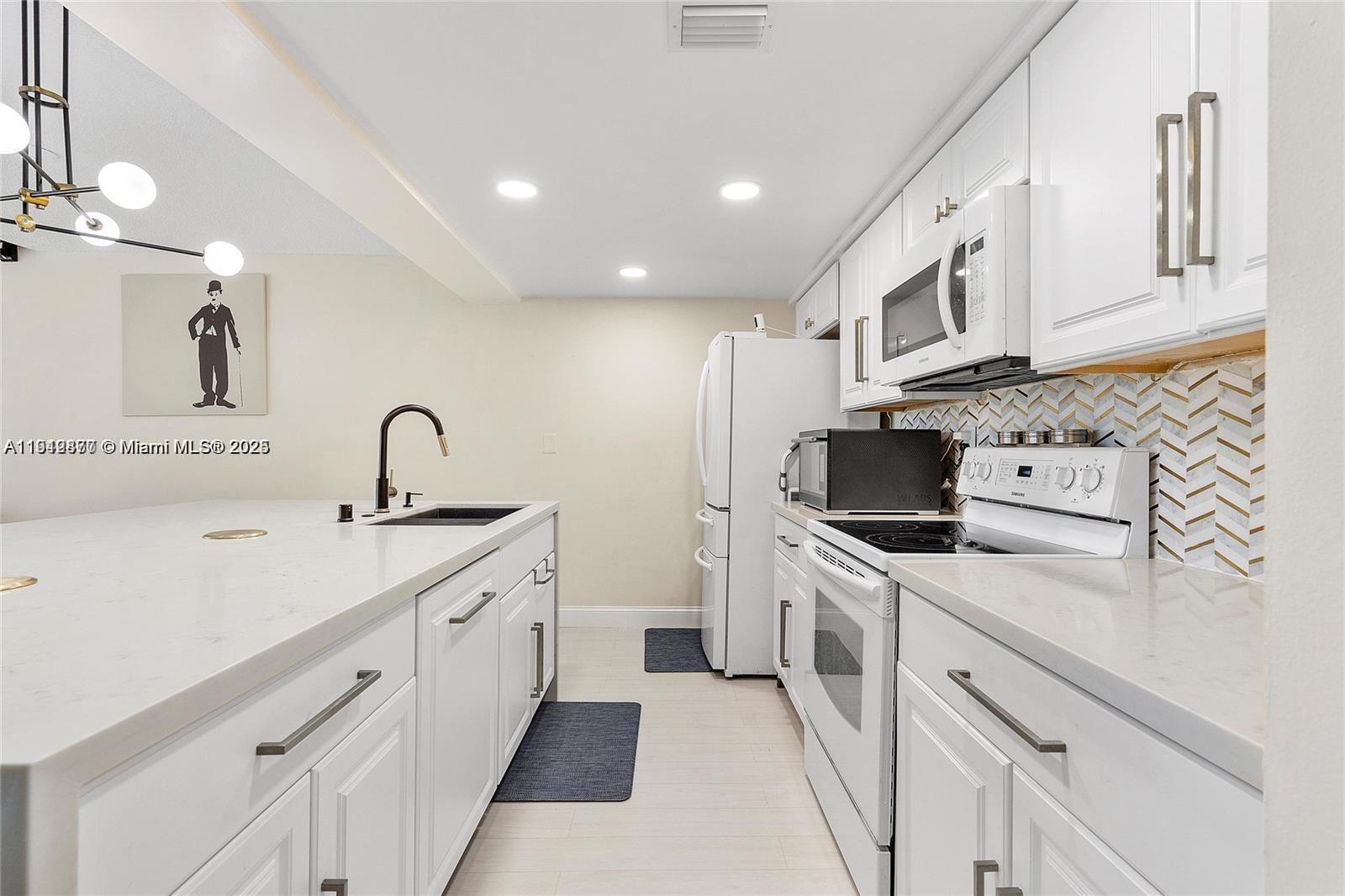 EVERGLADES SUGAR & LAND C - Residential Lease