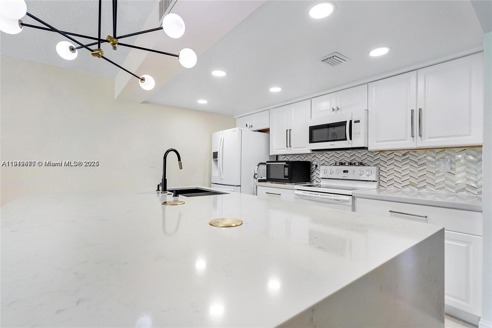 EVERGLADES SUGAR & LAND C - Residential Lease