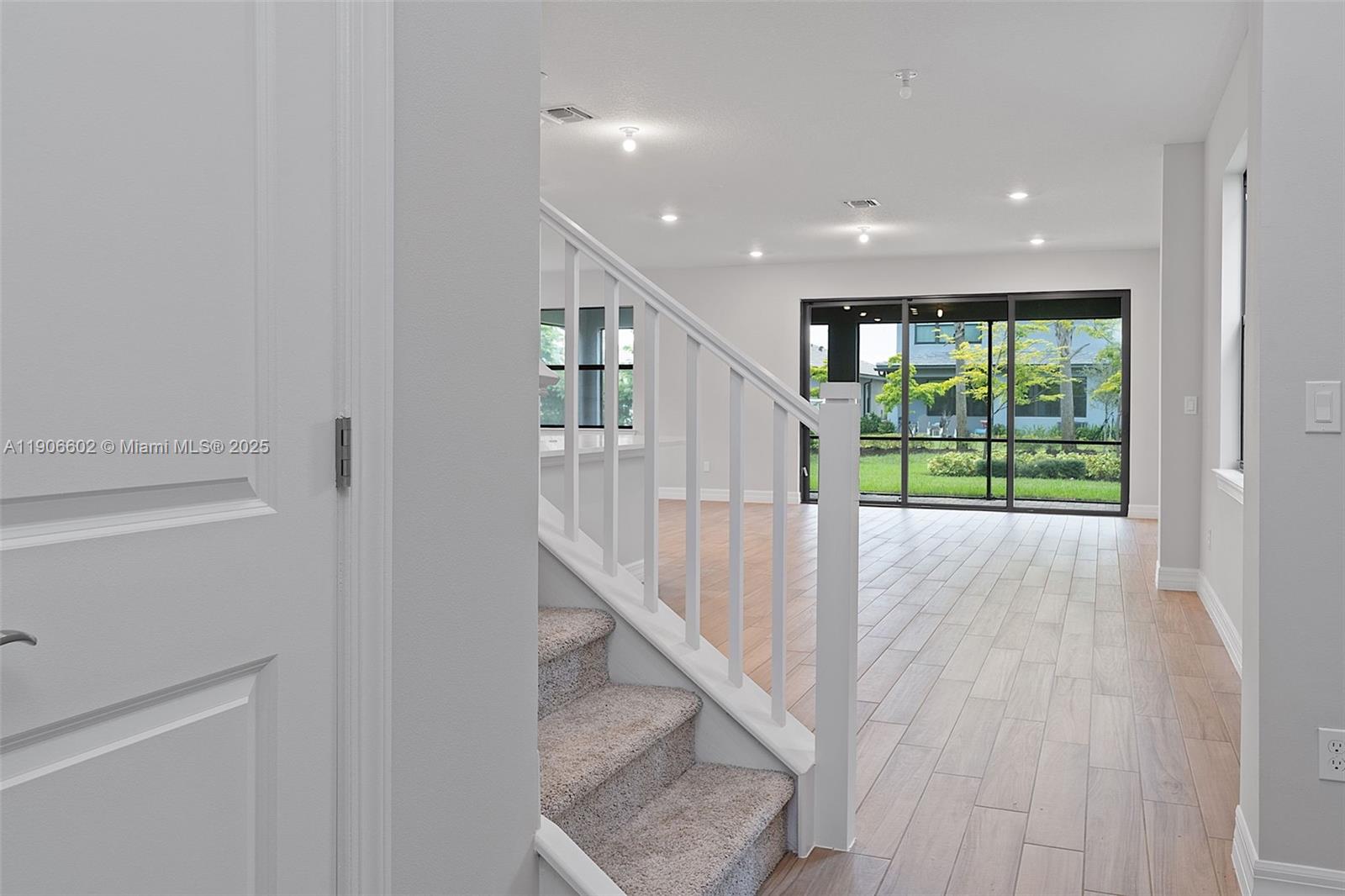 OAK TREE PROPERTY REDEVEL - Residential Lease