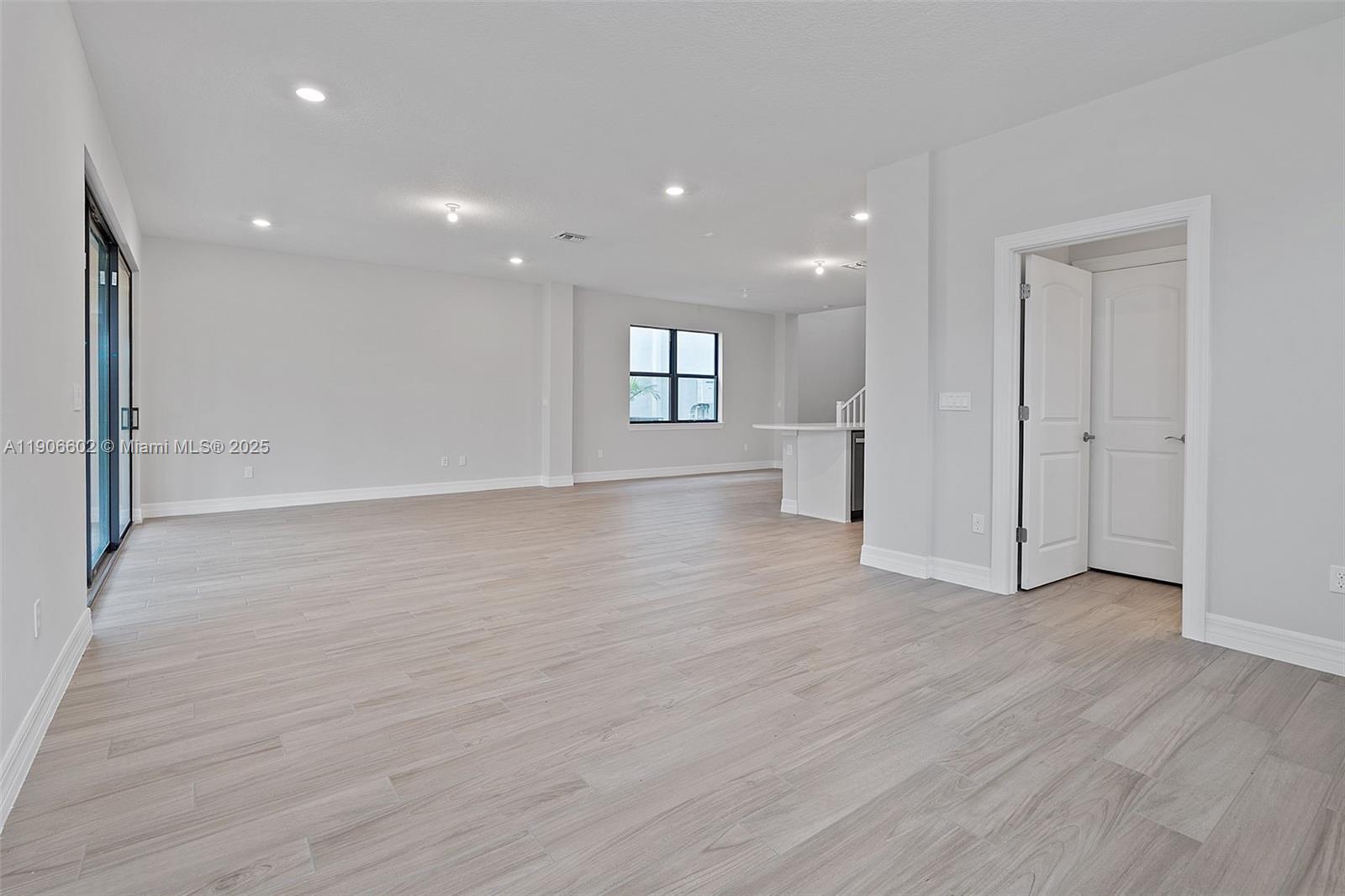 OAK TREE PROPERTY REDEVEL - Residential Lease