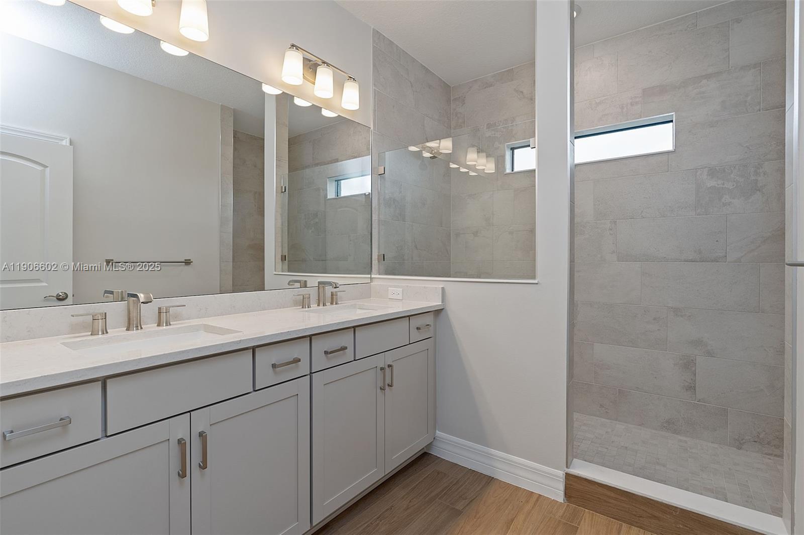 OAK TREE PROPERTY REDEVEL - Residential Lease