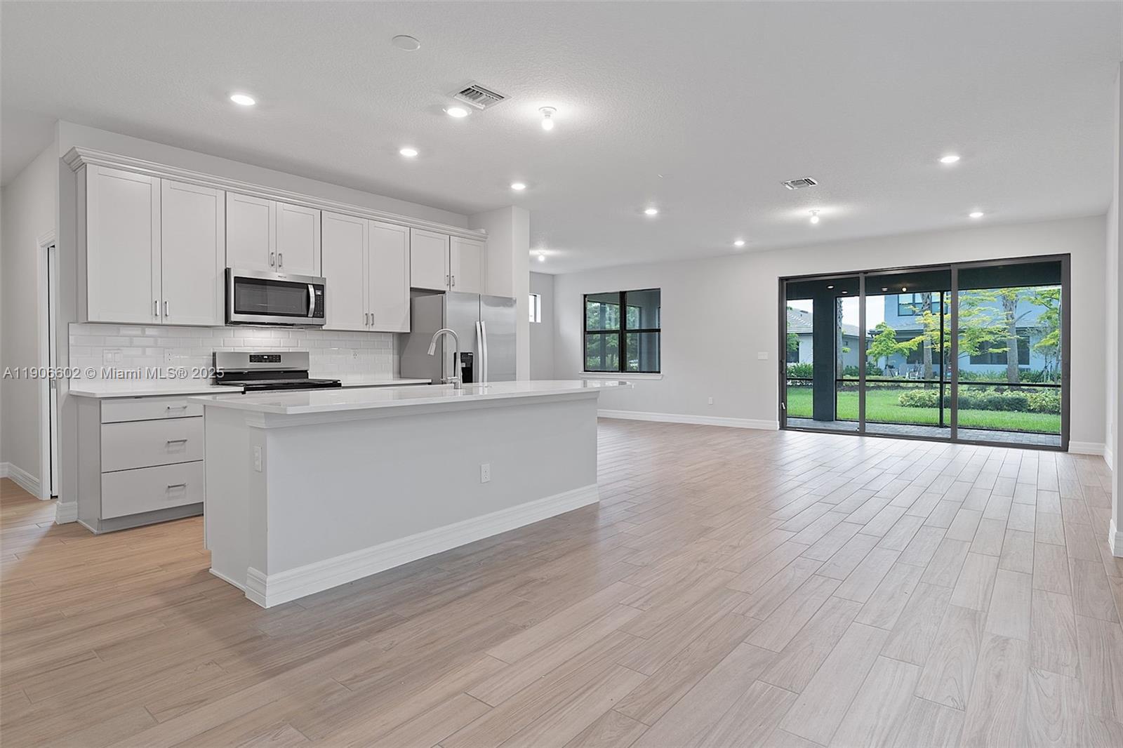 OAK TREE PROPERTY REDEVEL - Residential Lease