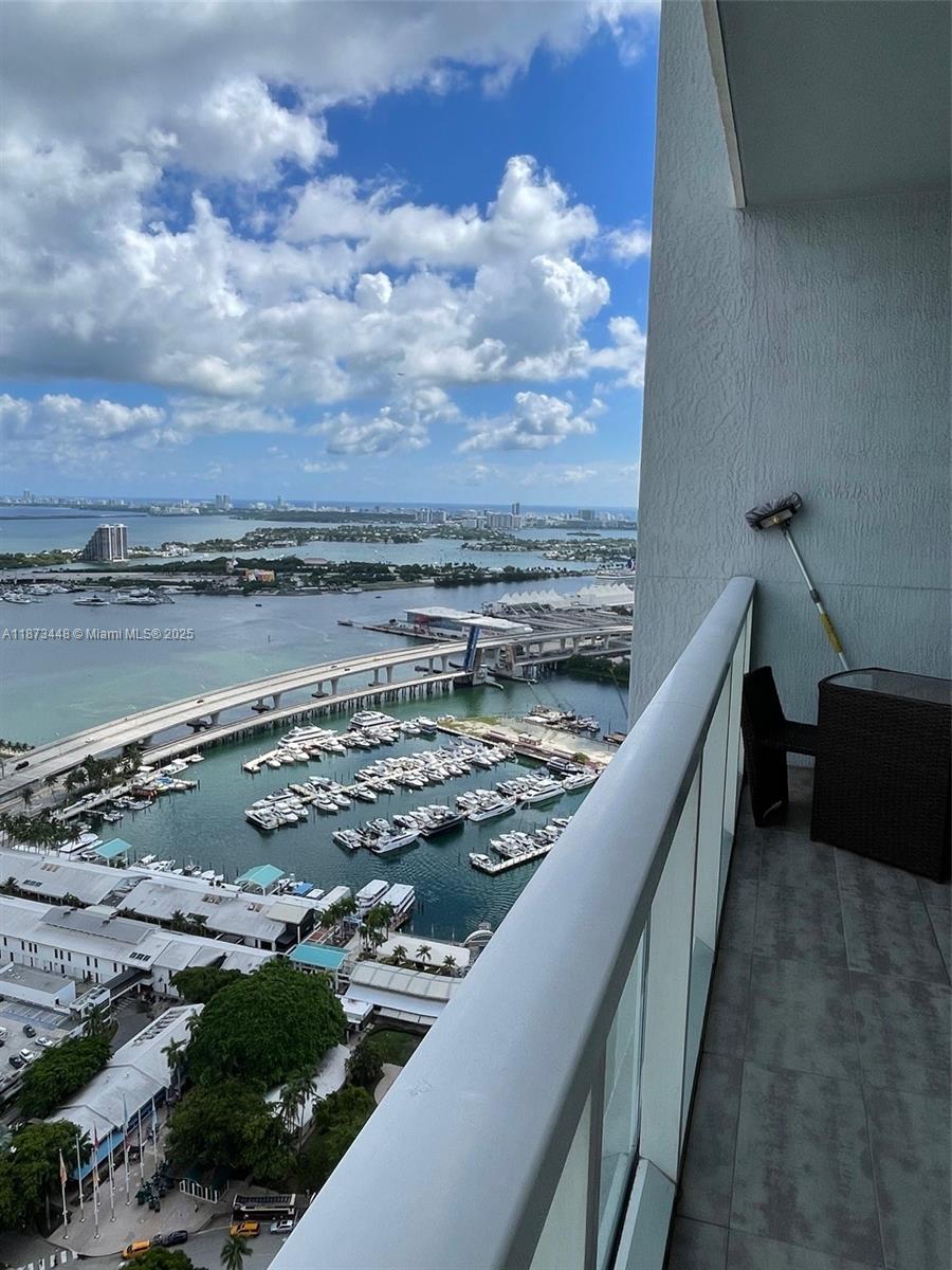 Elegant fully renovated high-floor residence at Vizcayne North Tower, beautifully furnished and move-in ready. Ideally located across from Bayside and just a short walk to Brickell, restaurants, bars, Kaseya Center, Wynwood, and the Design District. Residents enjoy world-class amenities including three heated pools, a state-of-the-art gym, and a modern business center.