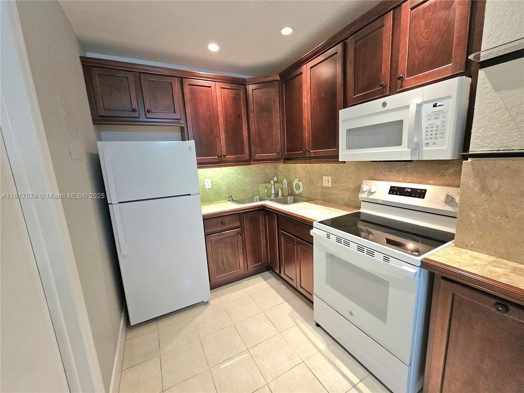 Photo of 2424 SE 17th Causeway #204B, Fort Lauderdale, FL 33316 (MLS # A11817074)