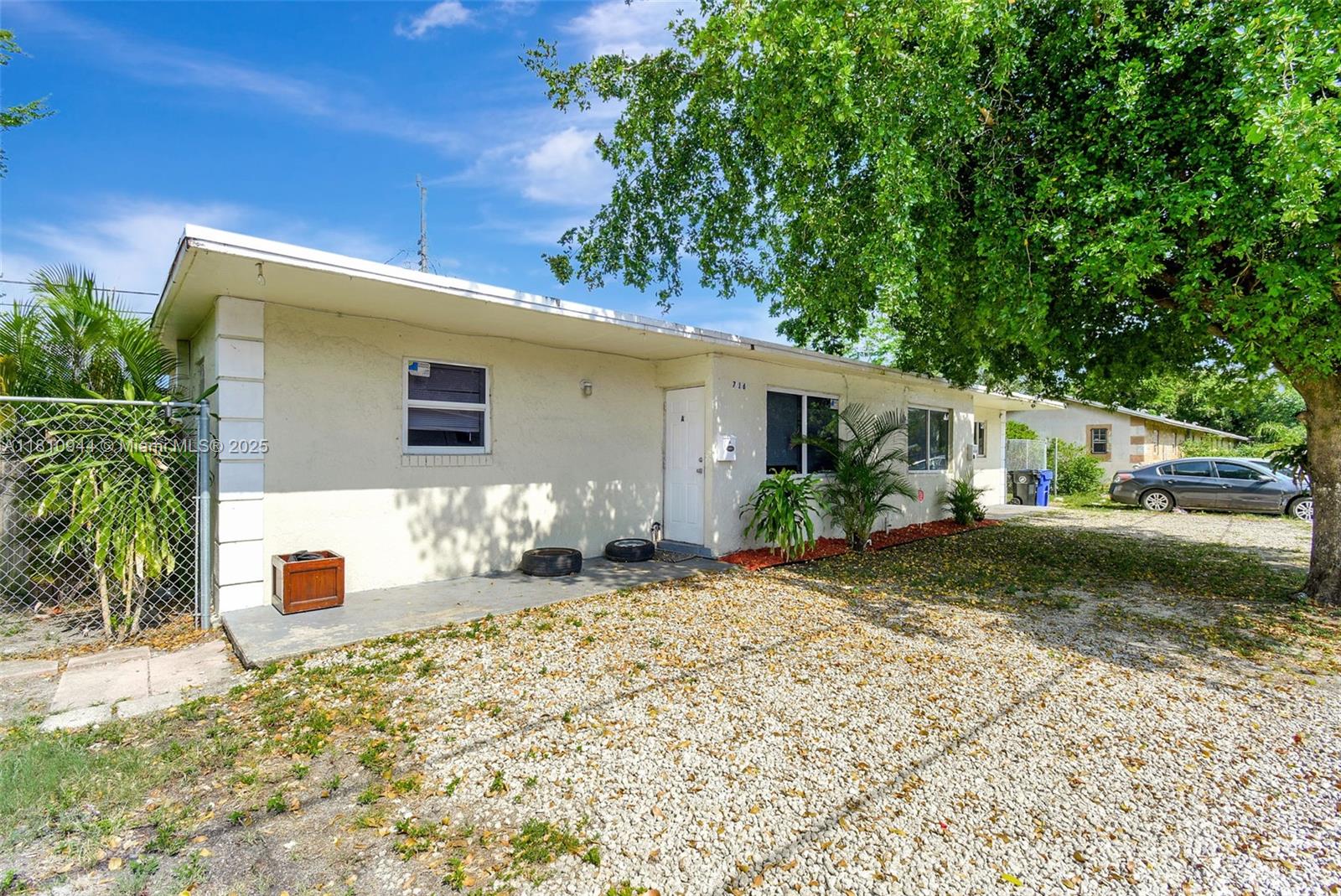 This recently updated duplex is an investor's dream! Each unit features 2 bedrooms and 1 bathroom, offering comfortable living spaces with modern finishes. Both units are fully rented, providing immediate rental income from day one. Key Features: 2 Units: Each with 2 bedrooms and 1 bathroom. Recently Updated: Modern fixtures, flooring, and appliances. Fully Rented: Tenants already in place for steady income. Low Maintenance: Updated systems for hassle-free ownership. This property is perfect for investors looking to expand their portfolio or for those seeking a multi-family home with rental income.