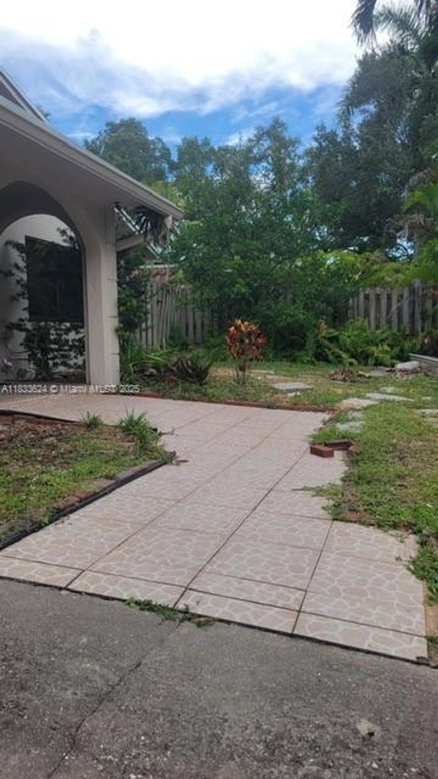 RENTAL- 3/2 fully unfurnished (or furnished optional) pool home in the sought after Fort Lauderdale neighborhood Oak River.  A short distance drive to Hard Rock Casino, Las Olas, Dania Pointe and Fort Lauderdale Beaches. Nice size backyard. First month, last and deposit.  Background report.  Nonrefundable Pet Deposits.
