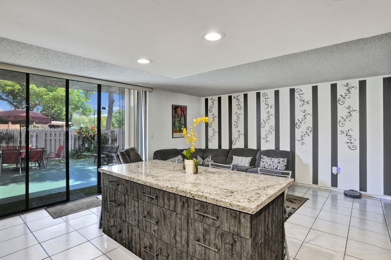 TOWNHOUSES OF THE CALIF - Residential