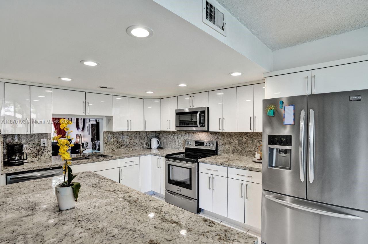 TOWNHOUSES OF THE CALIF - Residential